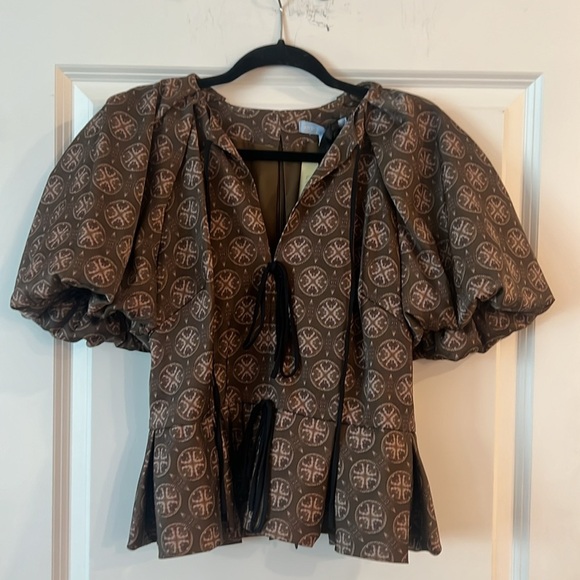 NWTAntonio Melani x Courtney Grow Delphine Medallion Printed Ruffle Hem Blouse - Picture 2 of 8